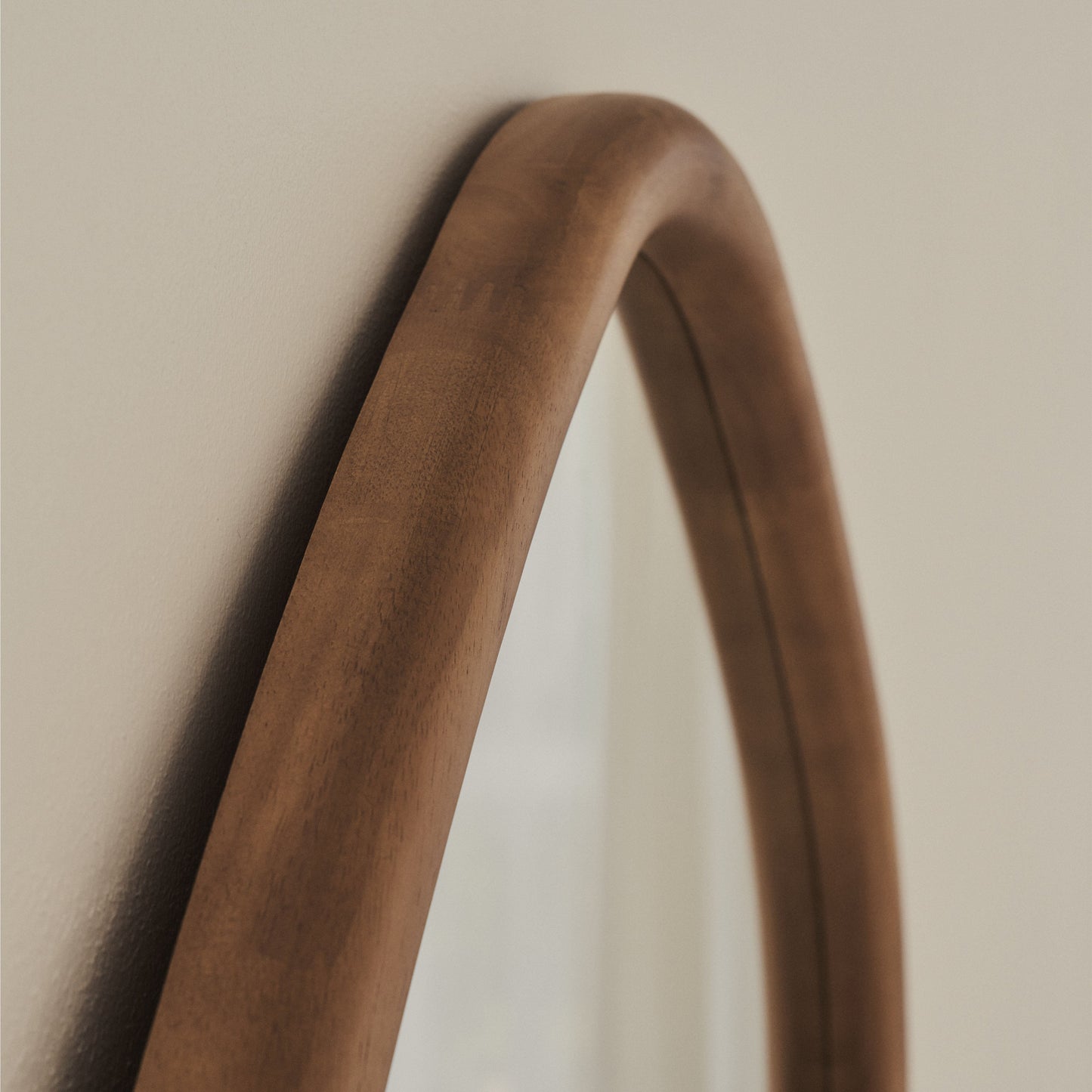 Aaliyah - Specchio irregolare a figura intera in legno caldo 180 cm x 80 cm