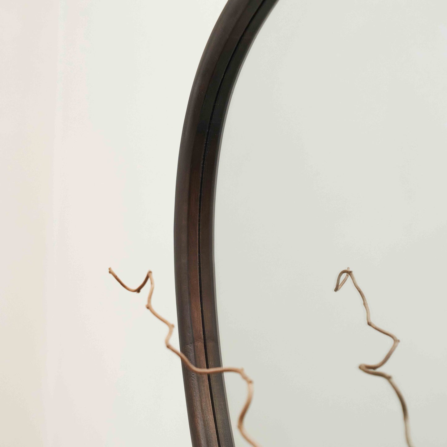 Aaliyah - Specchio a parete irregolare in legno scuro 110 cm x 80 cm