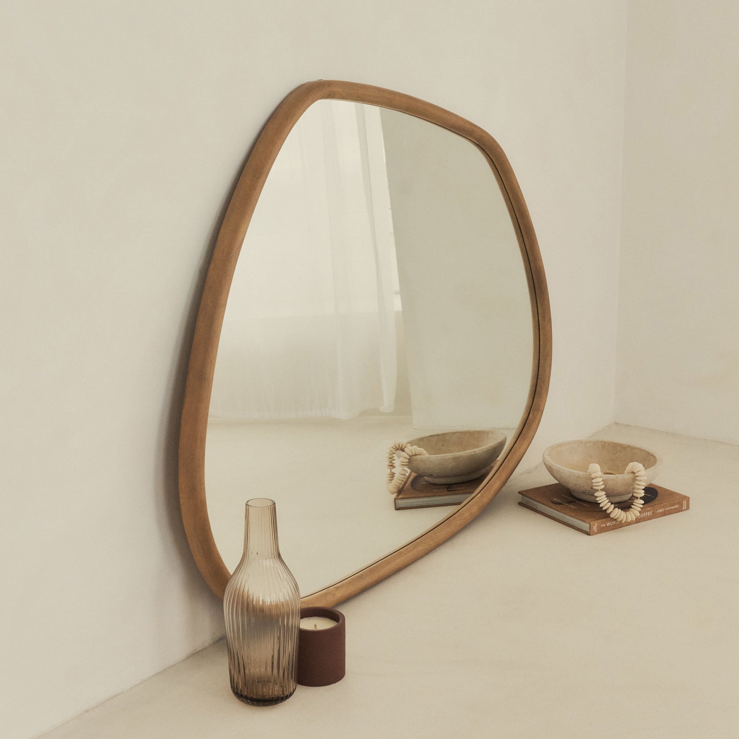 Aaliyah - Specchio da parete irregolare in legno caldo 110 cm x 80 cm