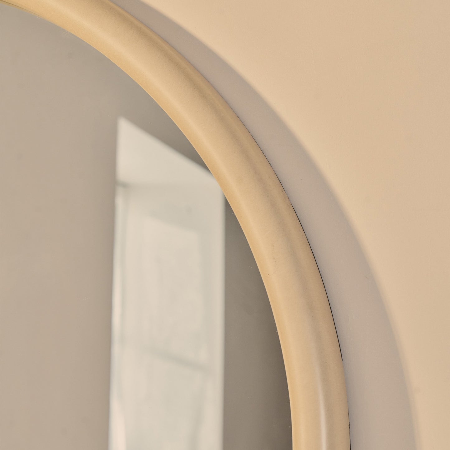 Amora - Grande specchio ad arco in cemento a figura intera 180 cm x 90 cm