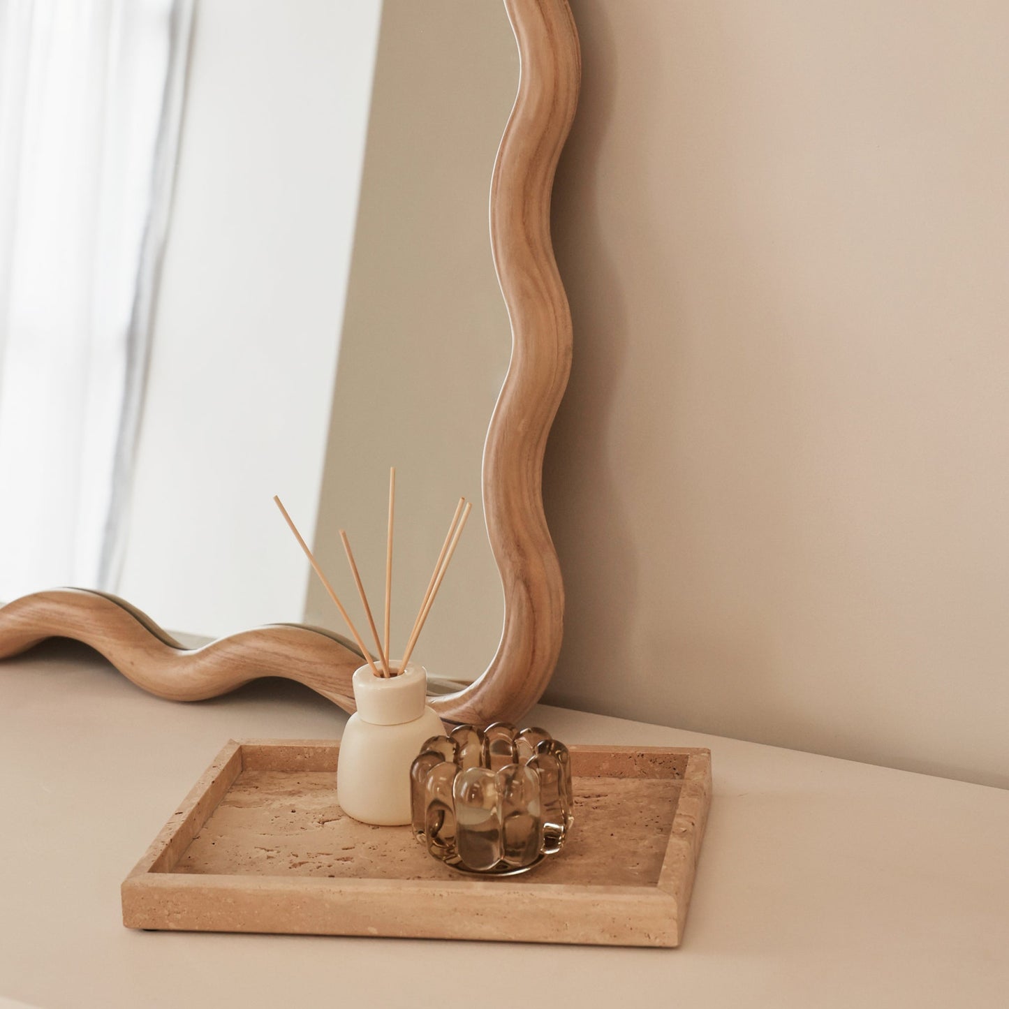 Marea - Specchio da parete retrò ondulato in legno chiaro 100 cm x 70 cm