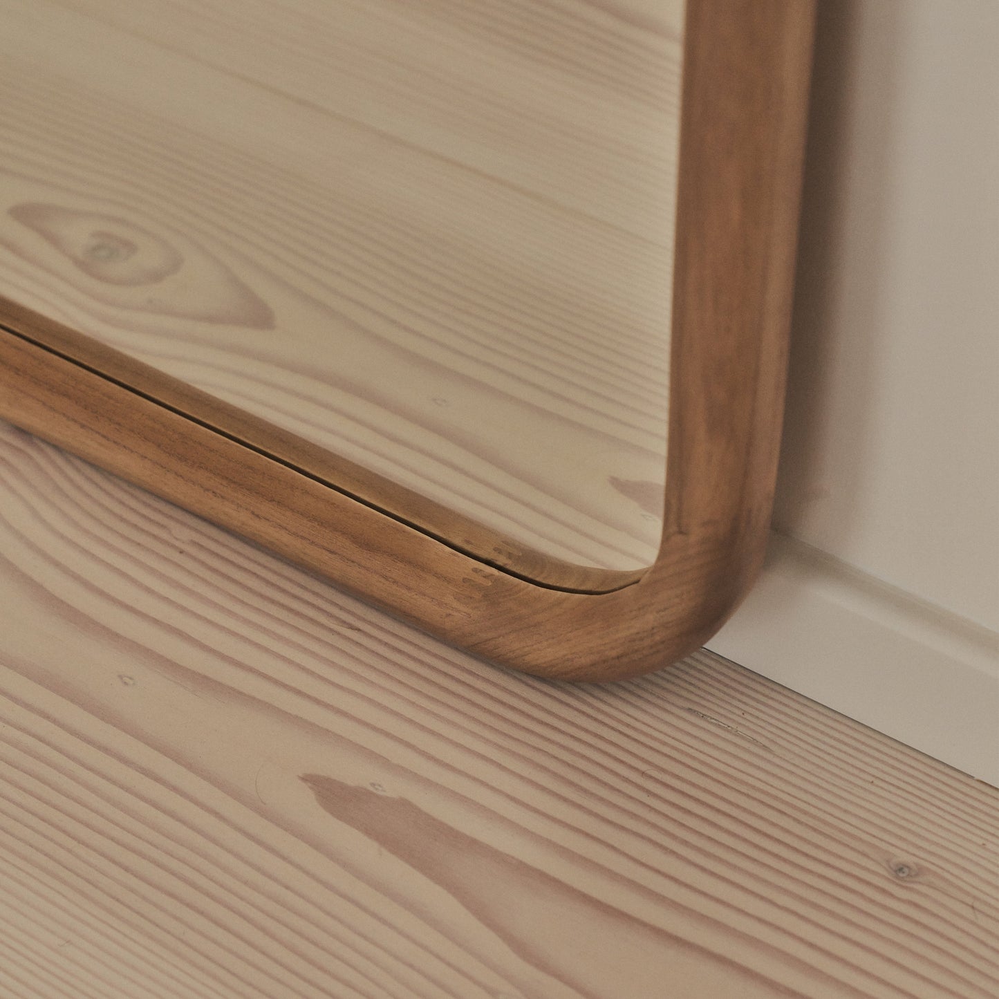 Amora - Grande specchio ad arco a figura intera in legno caldo 190 cm x 100 cm
