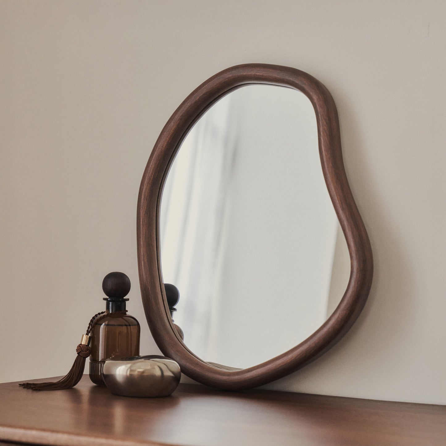 Aaliyah - Specchio da parete irregolare in legno scuro 42 cm x 35 cm
