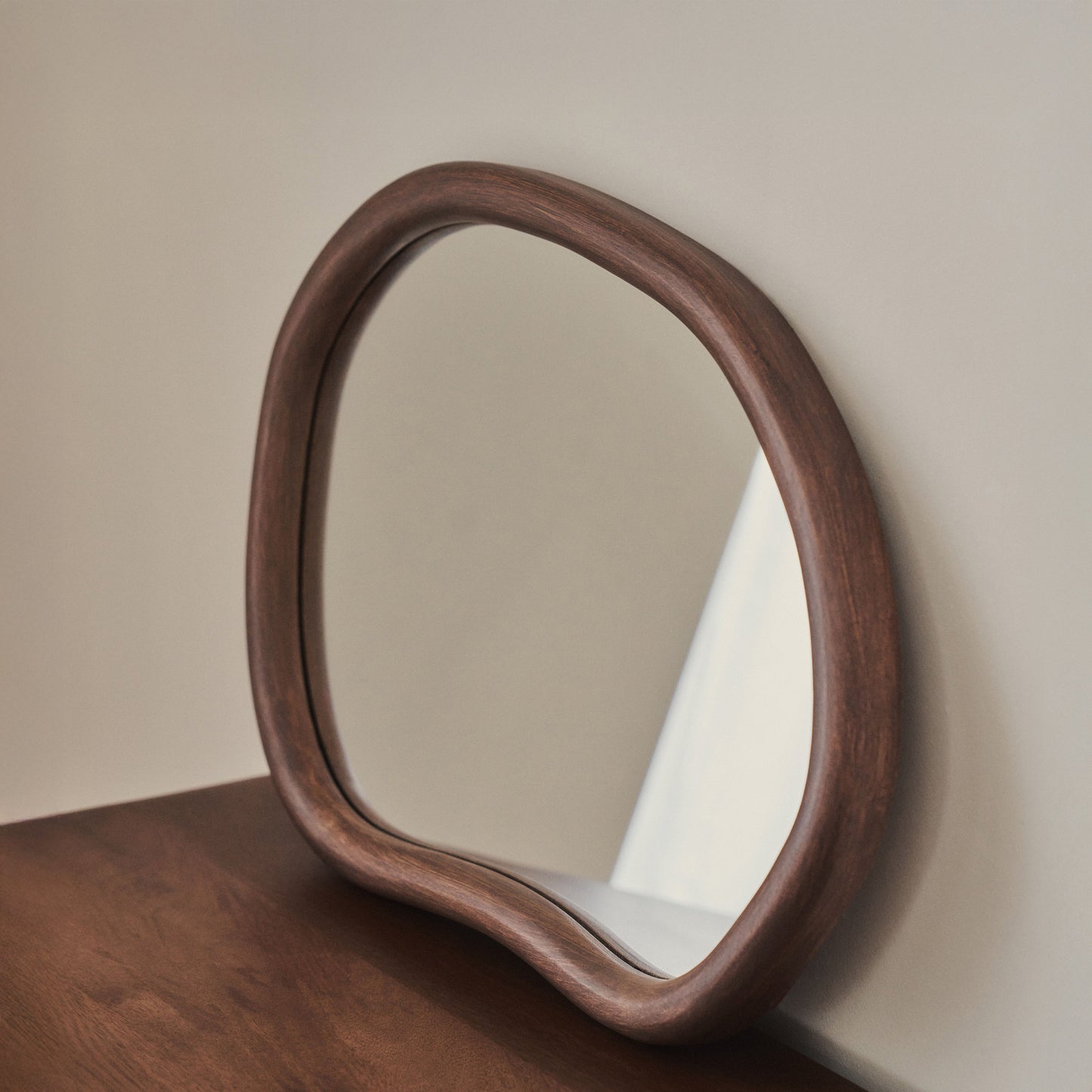 Aaliyah - Specchio da parete irregolare in legno scuro 42 cm x 35 cm