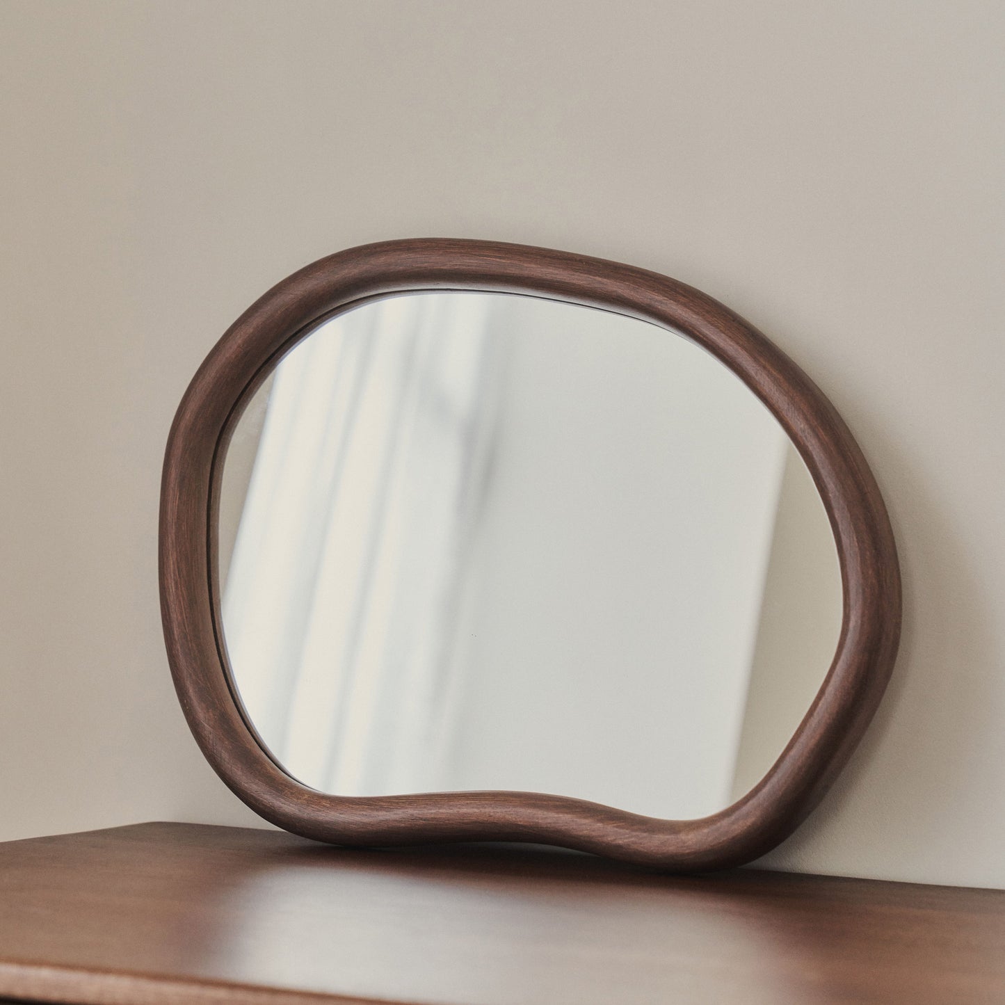 Aaliyah - Specchio da parete irregolare in legno scuro 42 cm x 35 cm