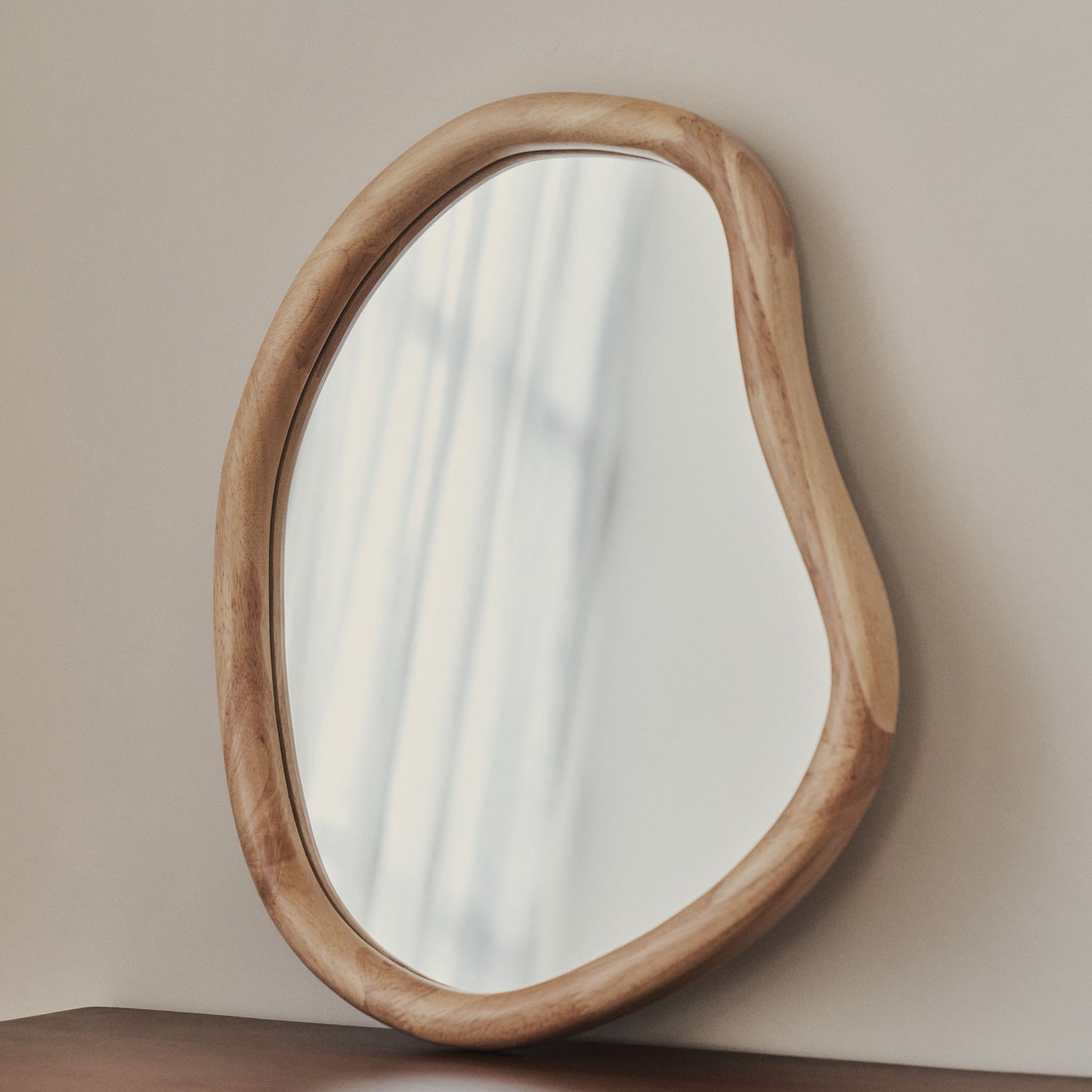 Aaliyah - Specchio da parete irregolare in legno chiaro 42 cm x 35 cm