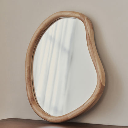 Aaliyah - Specchio da parete irregolare in legno chiaro 42 cm x 35 cm