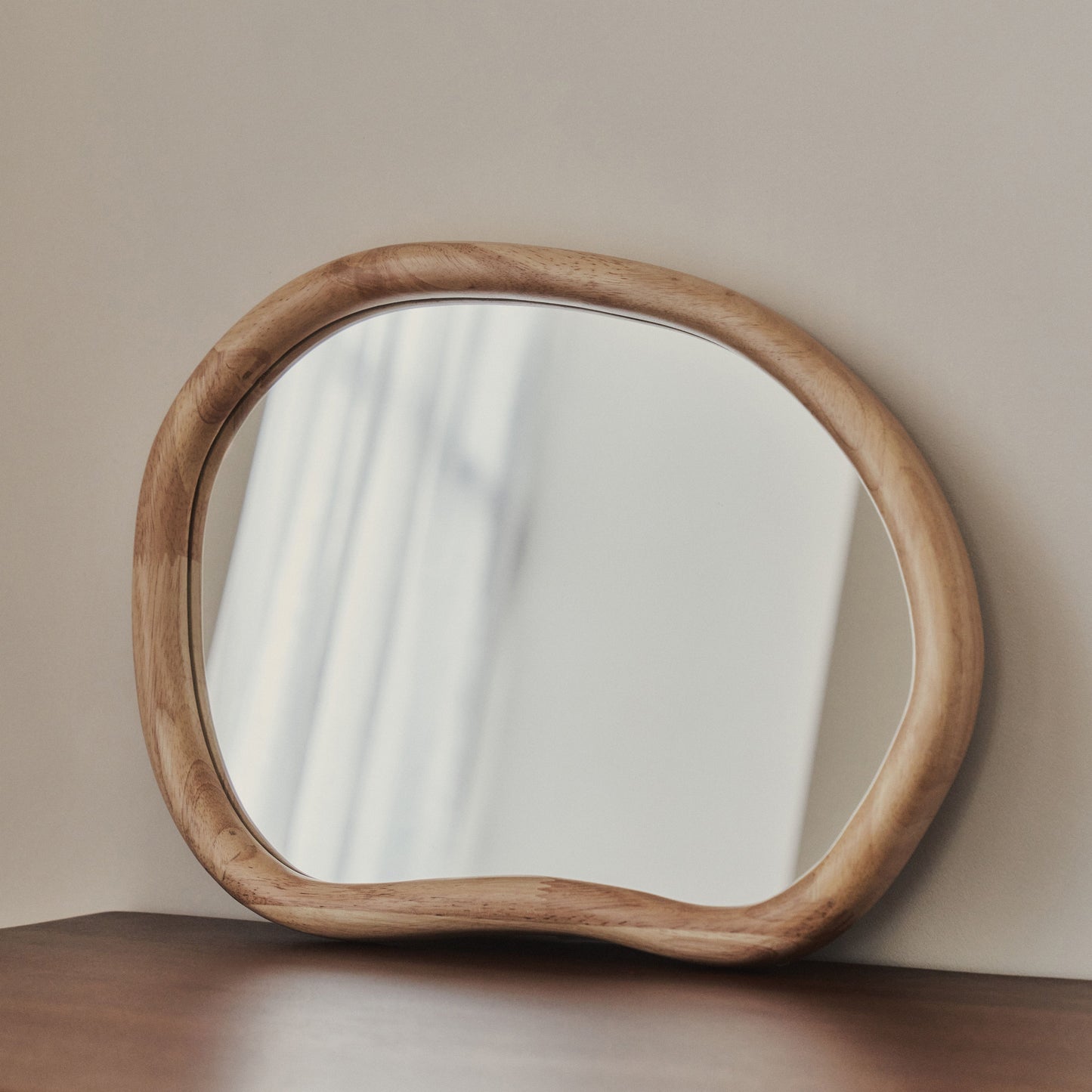 Aaliyah - Specchio da parete irregolare in legno chiaro 42 cm x 35 cm