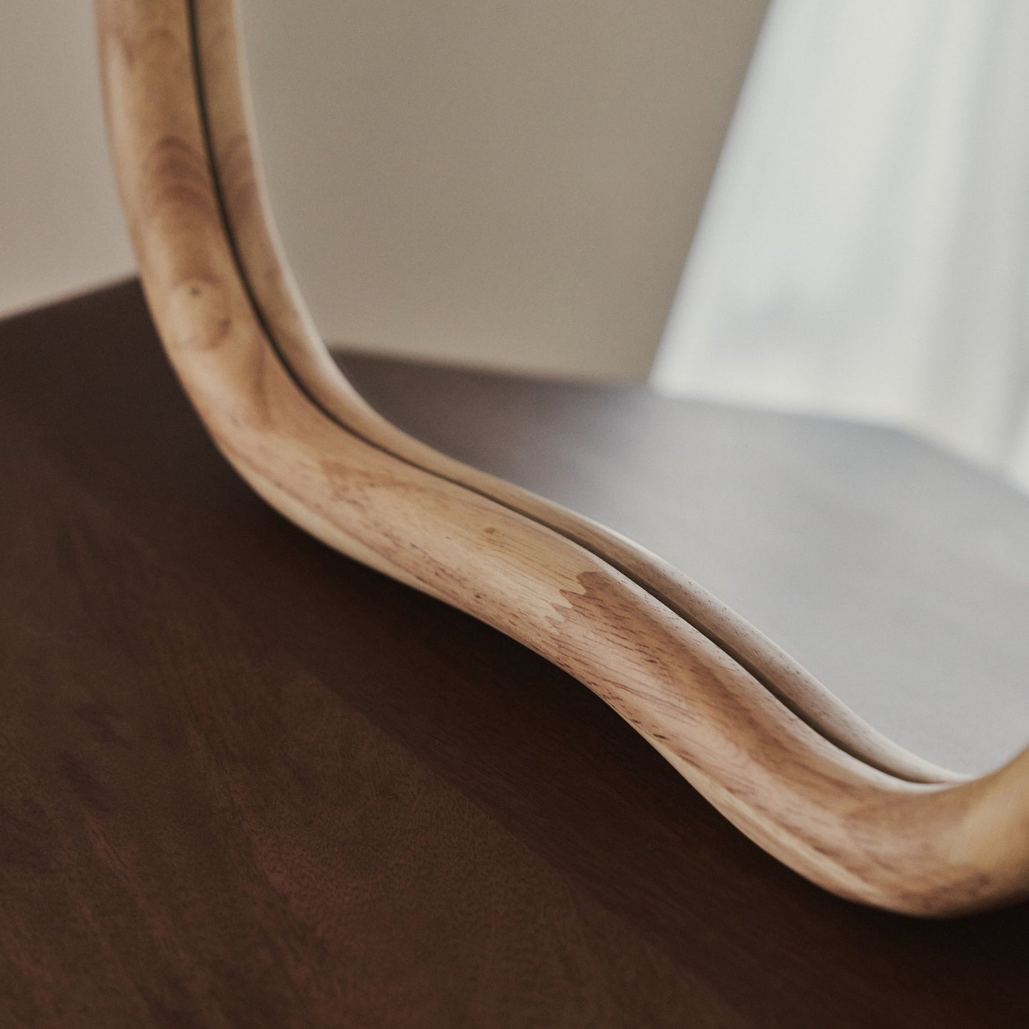 Aaliyah - Specchio da parete irregolare in legno chiaro 42 cm x 35 cm