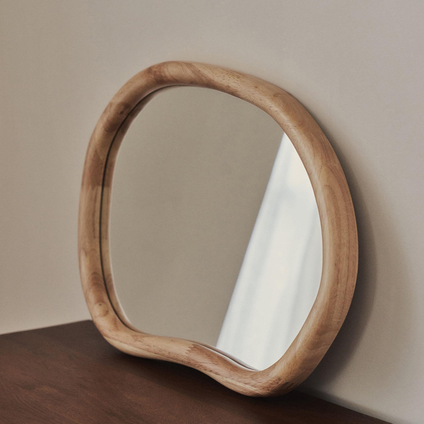 Aaliyah - Specchio da parete irregolare in legno chiaro 42 cm x 35 cm