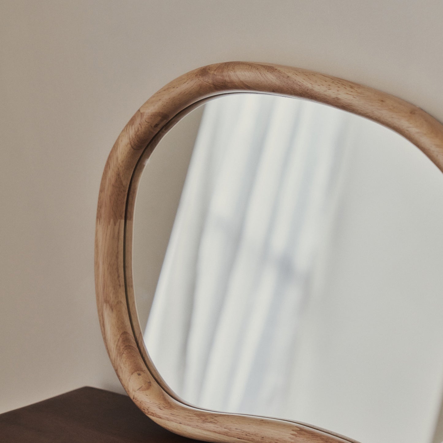 Aaliyah - Specchio da parete irregolare in legno chiaro 42 cm x 35 cm