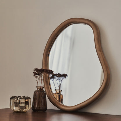 Aaliyah - Specchio da parete irregolare in legno caldo 42 cm x 35 cm