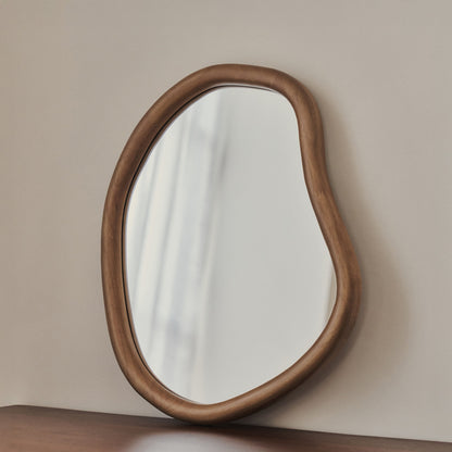 Aaliyah - Specchio da parete irregolare in legno caldo 42 cm x 35 cm