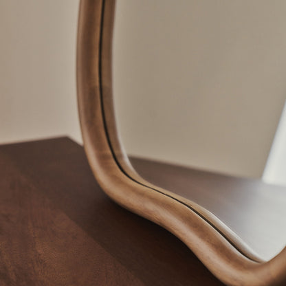 Aaliyah - Specchio da parete irregolare in legno caldo 42 cm x 35 cm