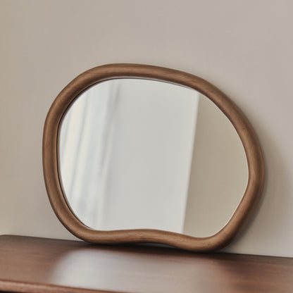 Aaliyah - Specchio da parete irregolare in legno caldo 42 cm x 35 cm