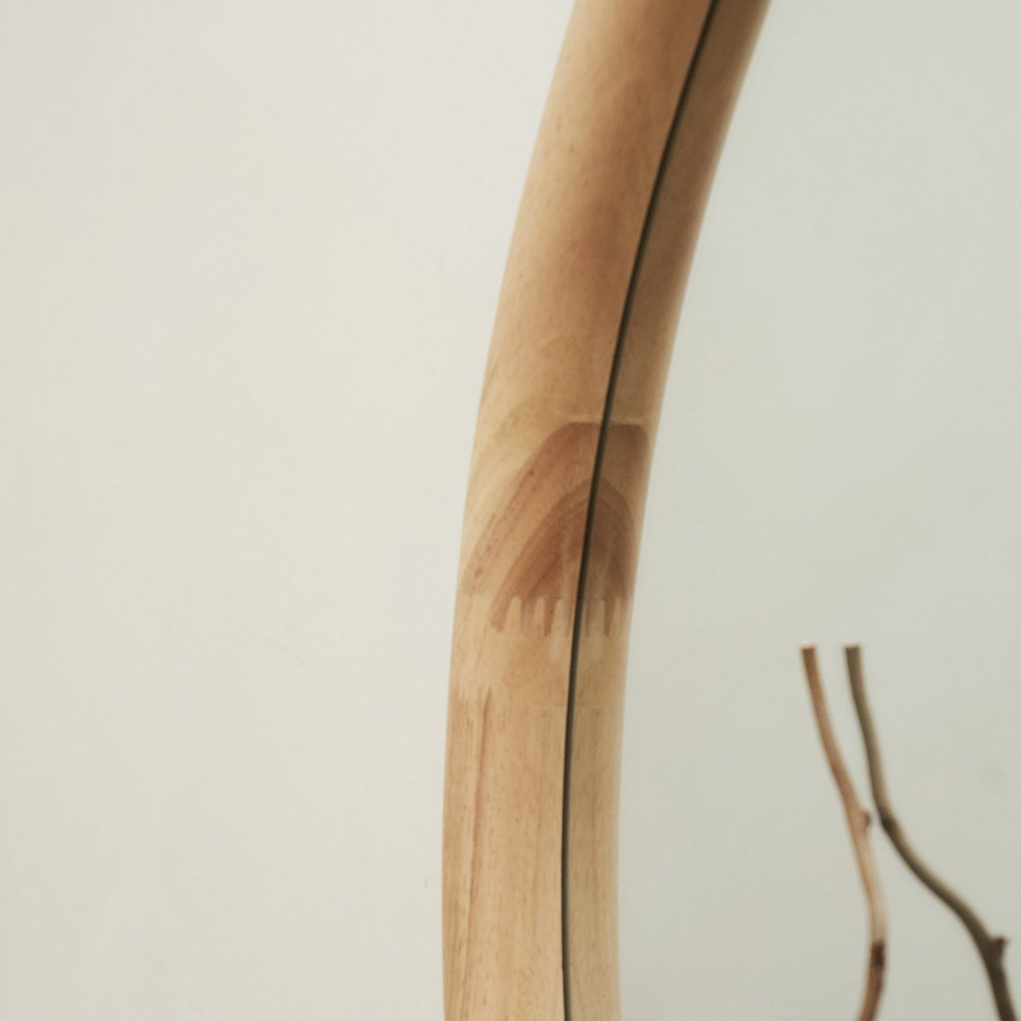 Aaliyah - Specchio irregolare in legno chiaro a figura intera 180 cm x 80 cm