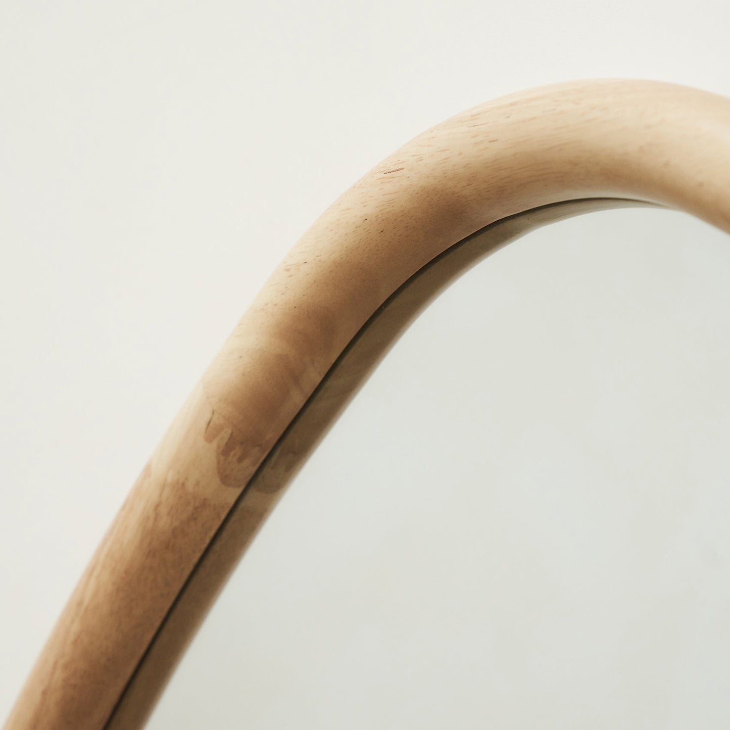 Aaliyah - Specchio irregolare in legno chiaro a figura intera 180 cm x 80 cm