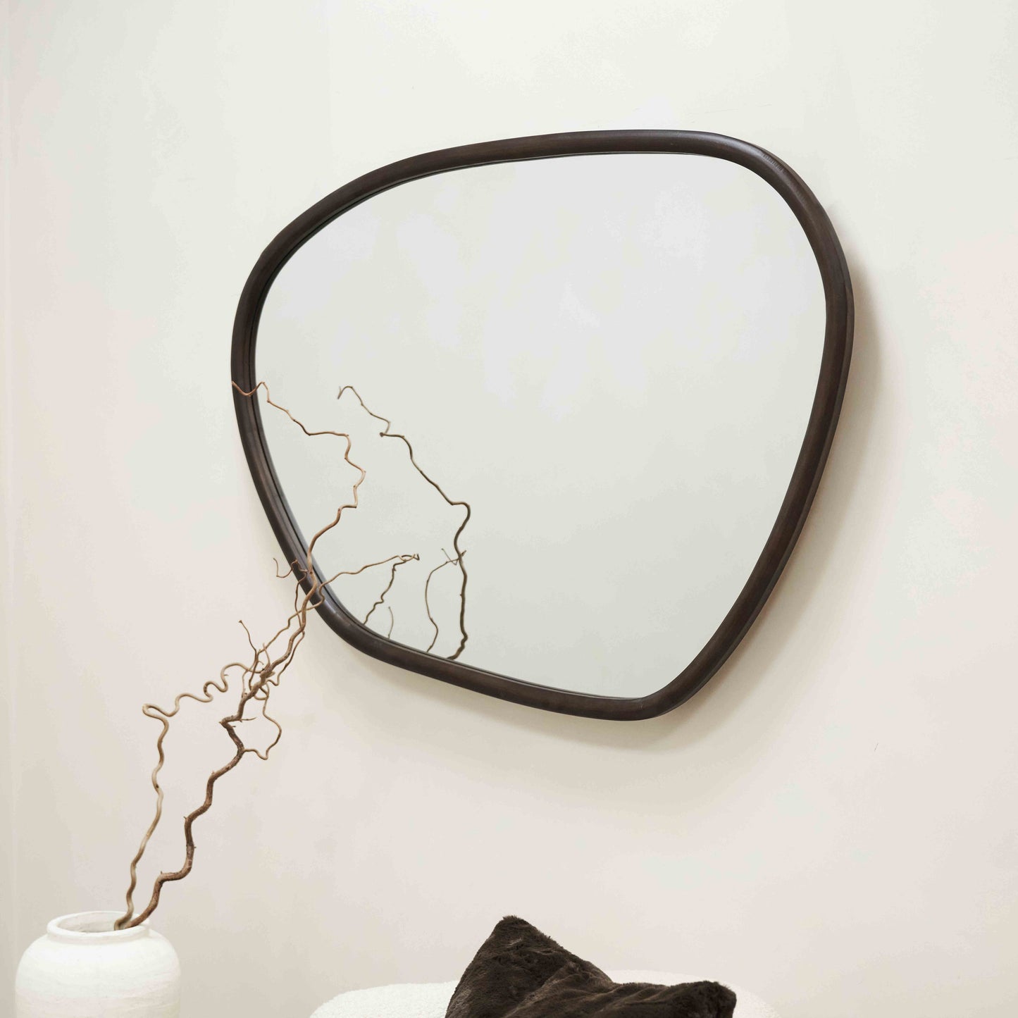 Aaliyah - Specchio a parete irregolare in legno scuro 110 cm x 80 cm