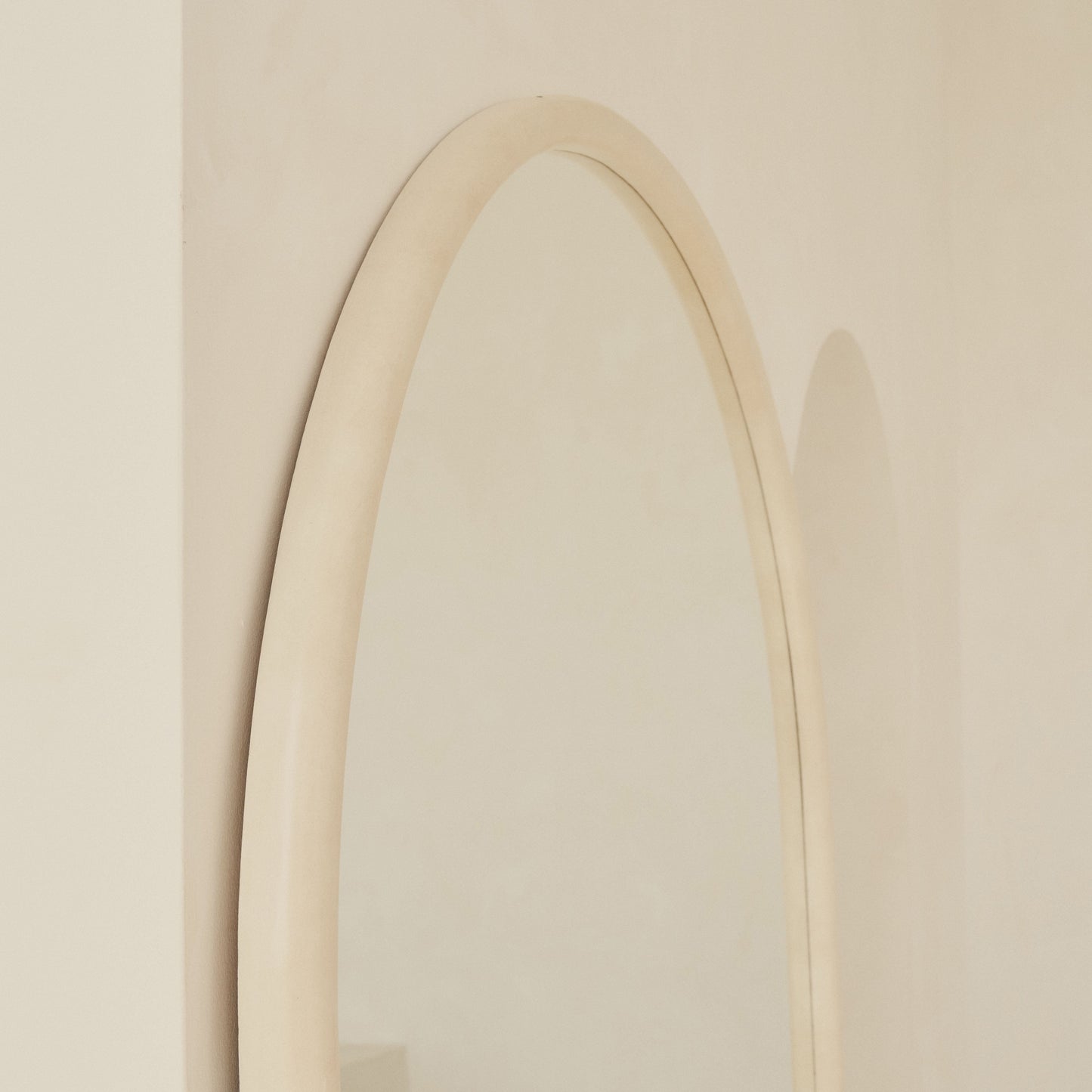 Amora - Specchio Arcuato in Cemento a Figura Intera, Grande 200 cm x 120 cm