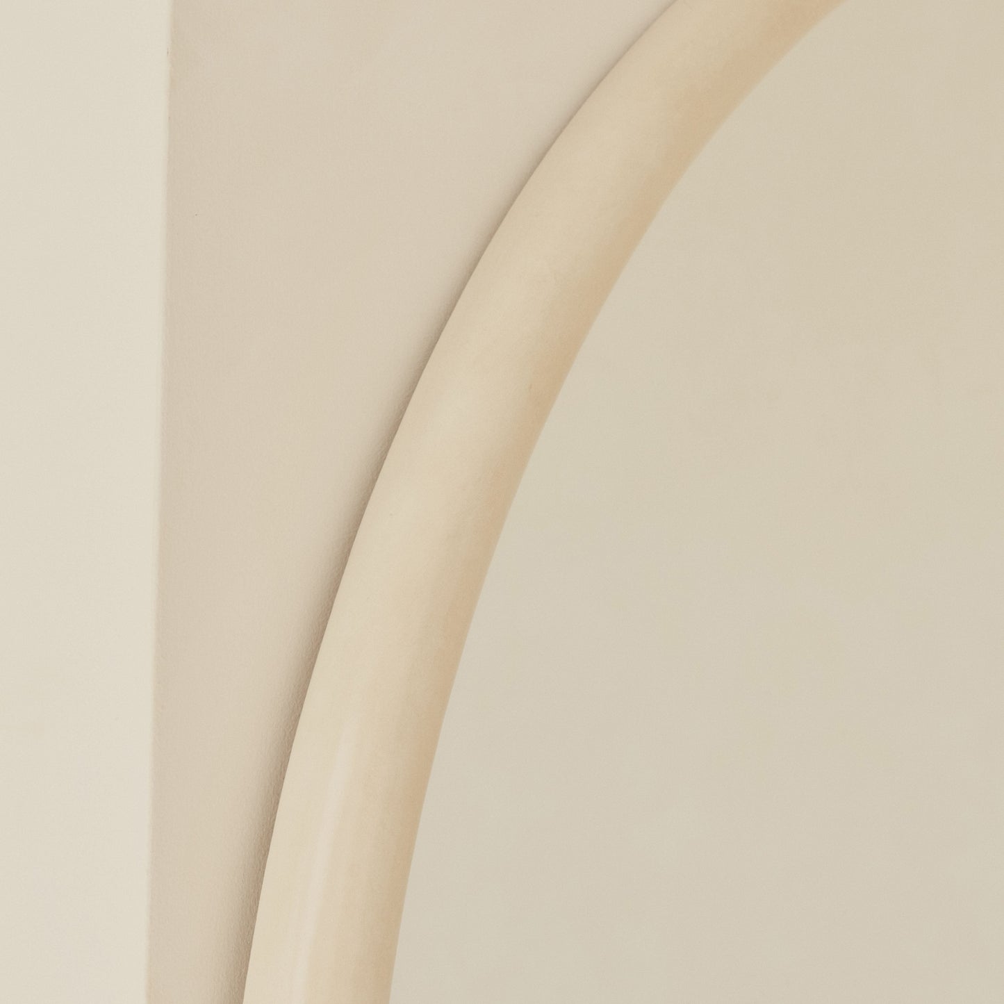 Amora - Specchio Arcuato in Cemento a Figura Intera, Grande 200 cm x 120 cm
