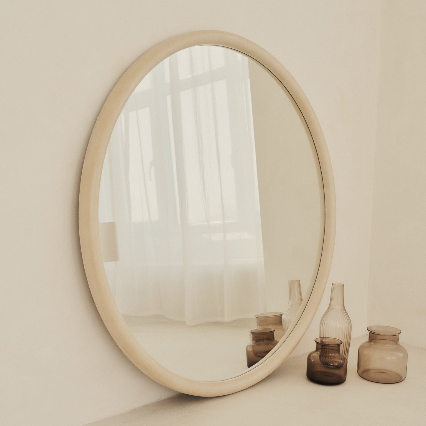 Amora - Grande specchio da parete rotondo in cemento 100 cm x 100 cm