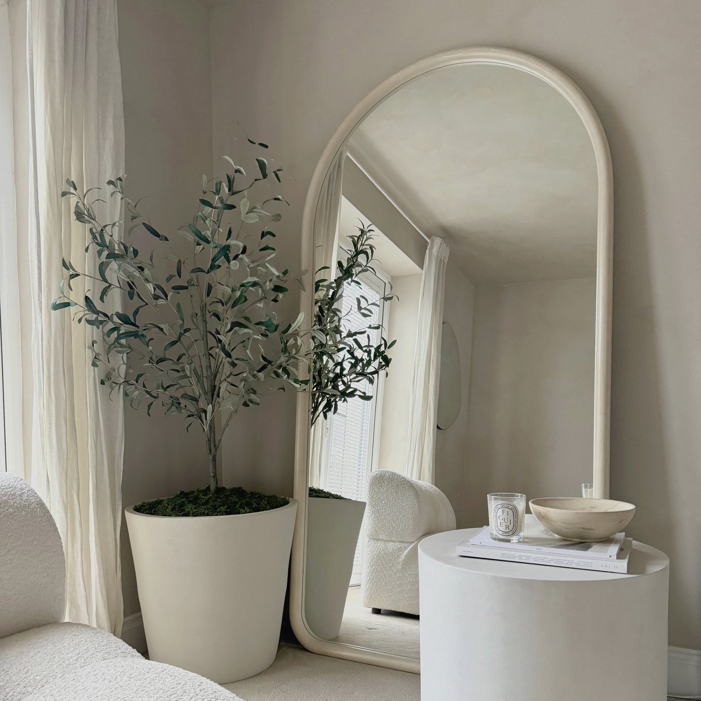 Amora - Grande specchio ad arco a figura intera in cemento 190 cm x 100 cm