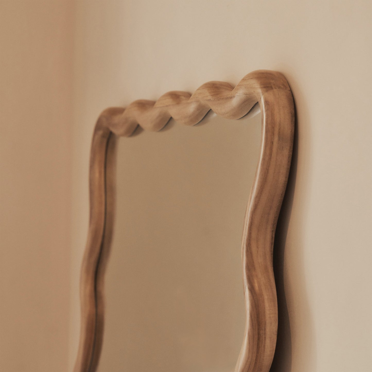 Marea - Specchio a figura intera retrò ondulato in legno chiaro 170 cm x 80 cm