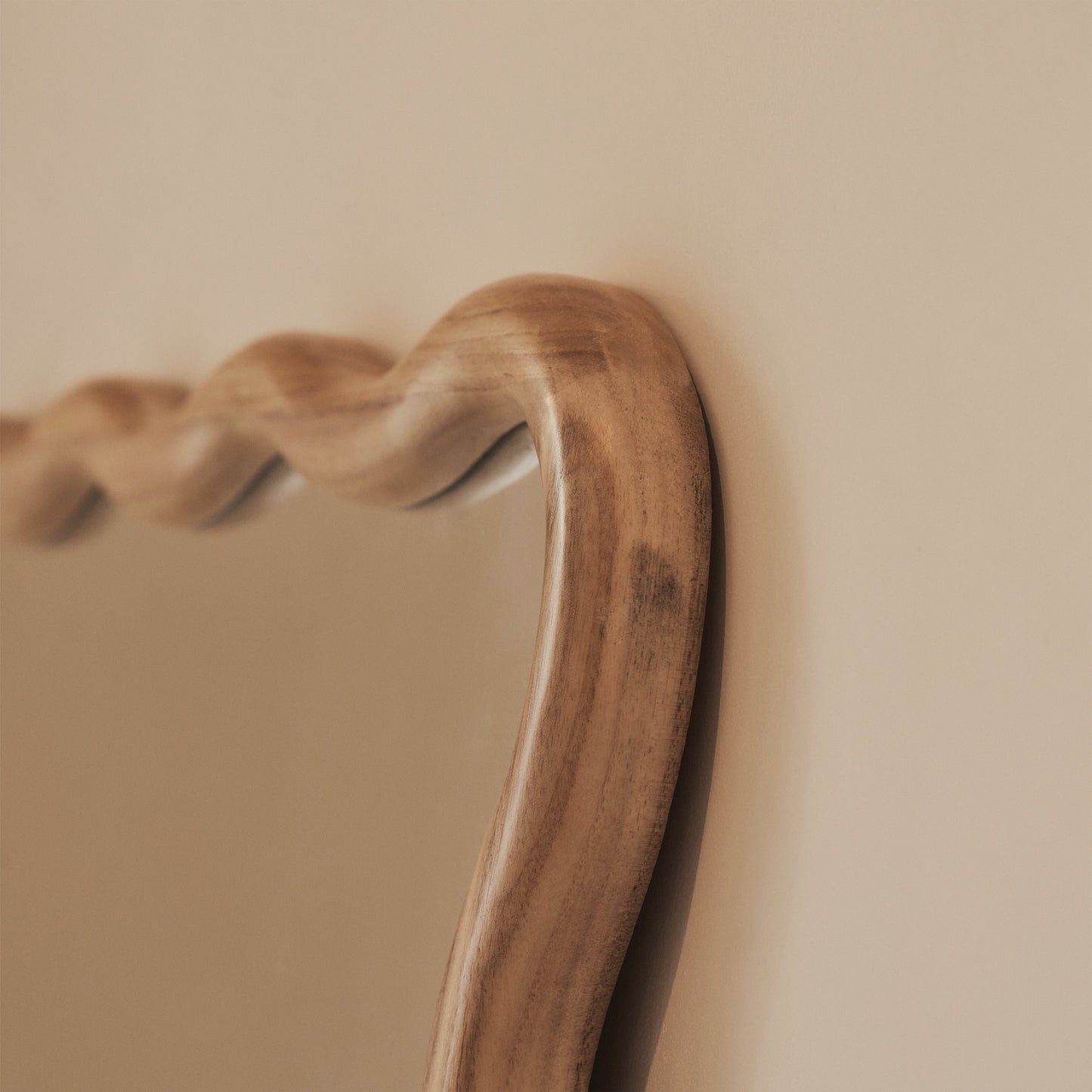 Marea - Specchio a figura intera retrò ondulato in legno chiaro 170 cm x 80 cm