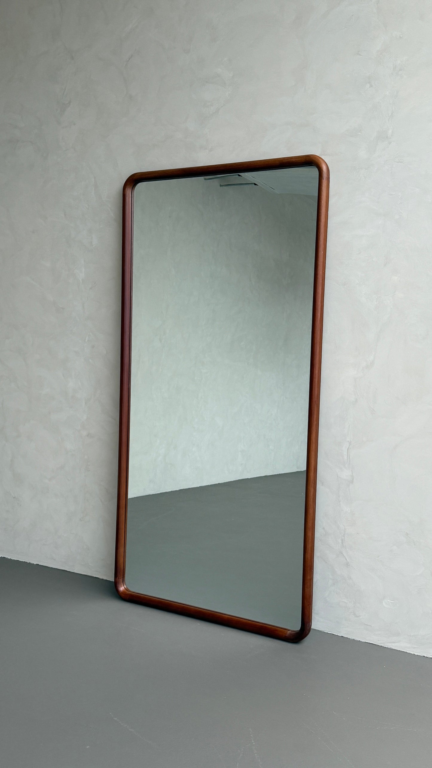 Elin Walnut – Specchio da terra rettangolare in legno massello 200 x 100 cm