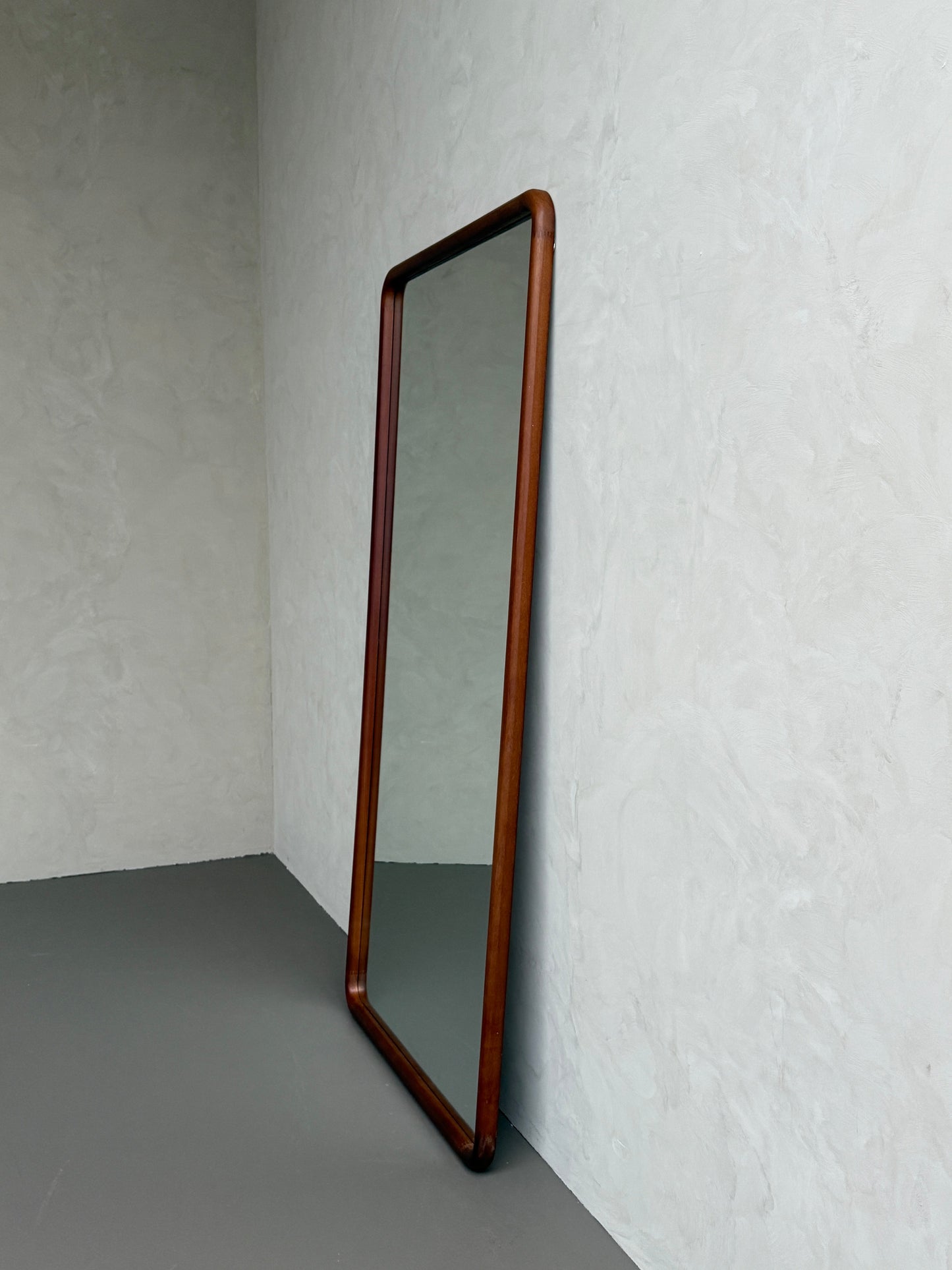 Elin Walnut – Specchio da terra rettangolare in legno massello 200 x 100 cm