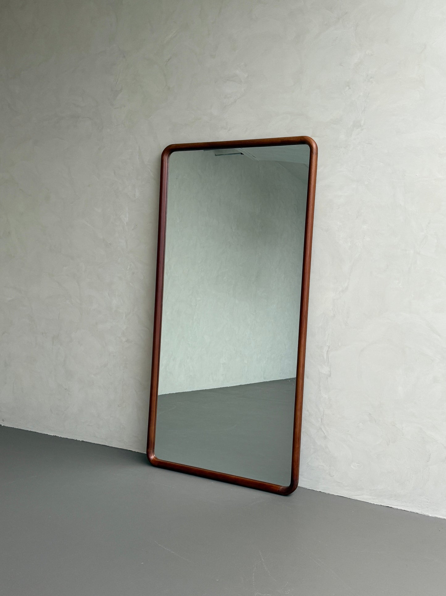 Elin Walnut – Specchio da terra rettangolare in legno massello 200 x 100 cm