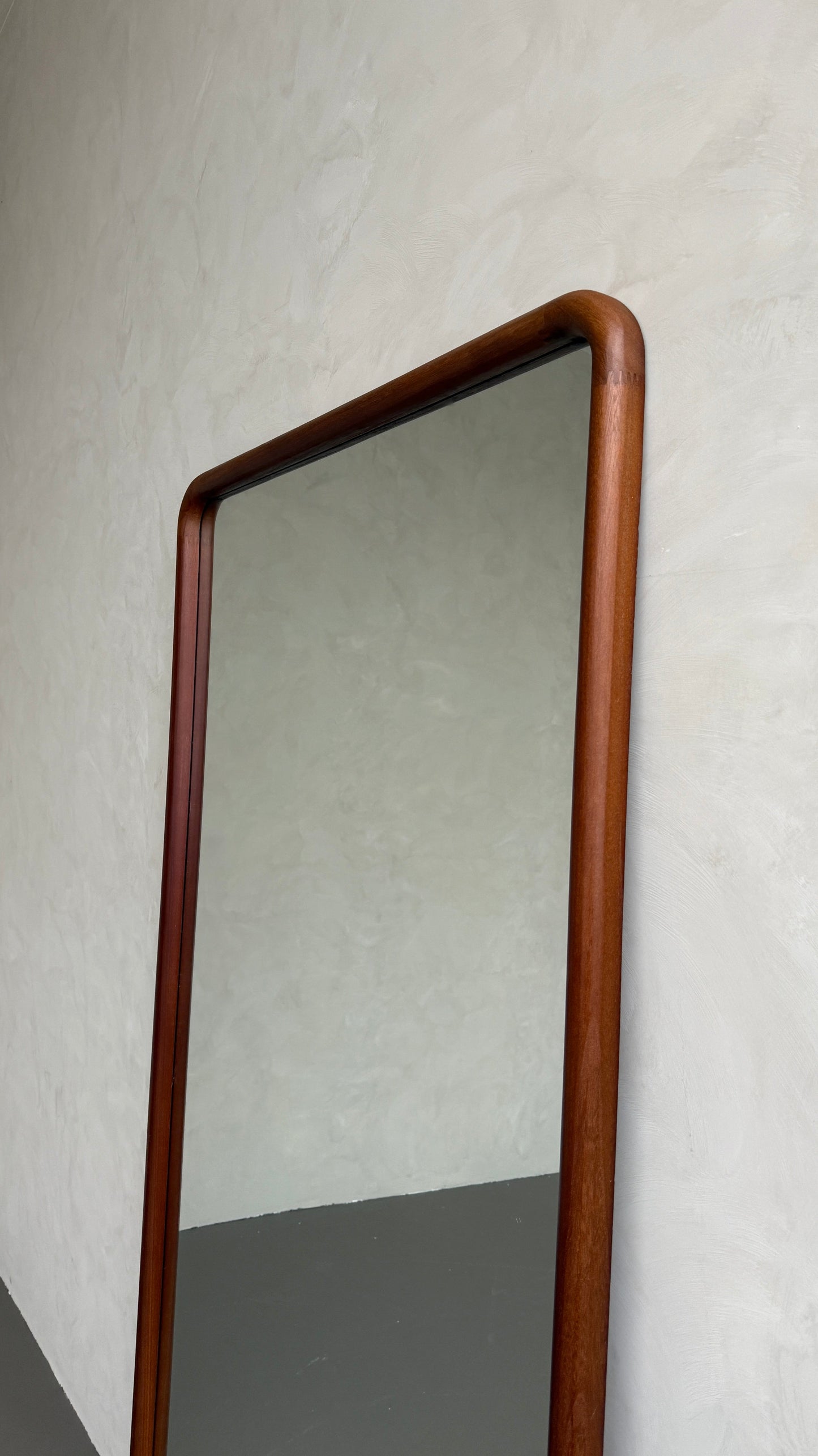 Elin Walnut – Specchio da terra rettangolare in legno massello 200 x 100 cm