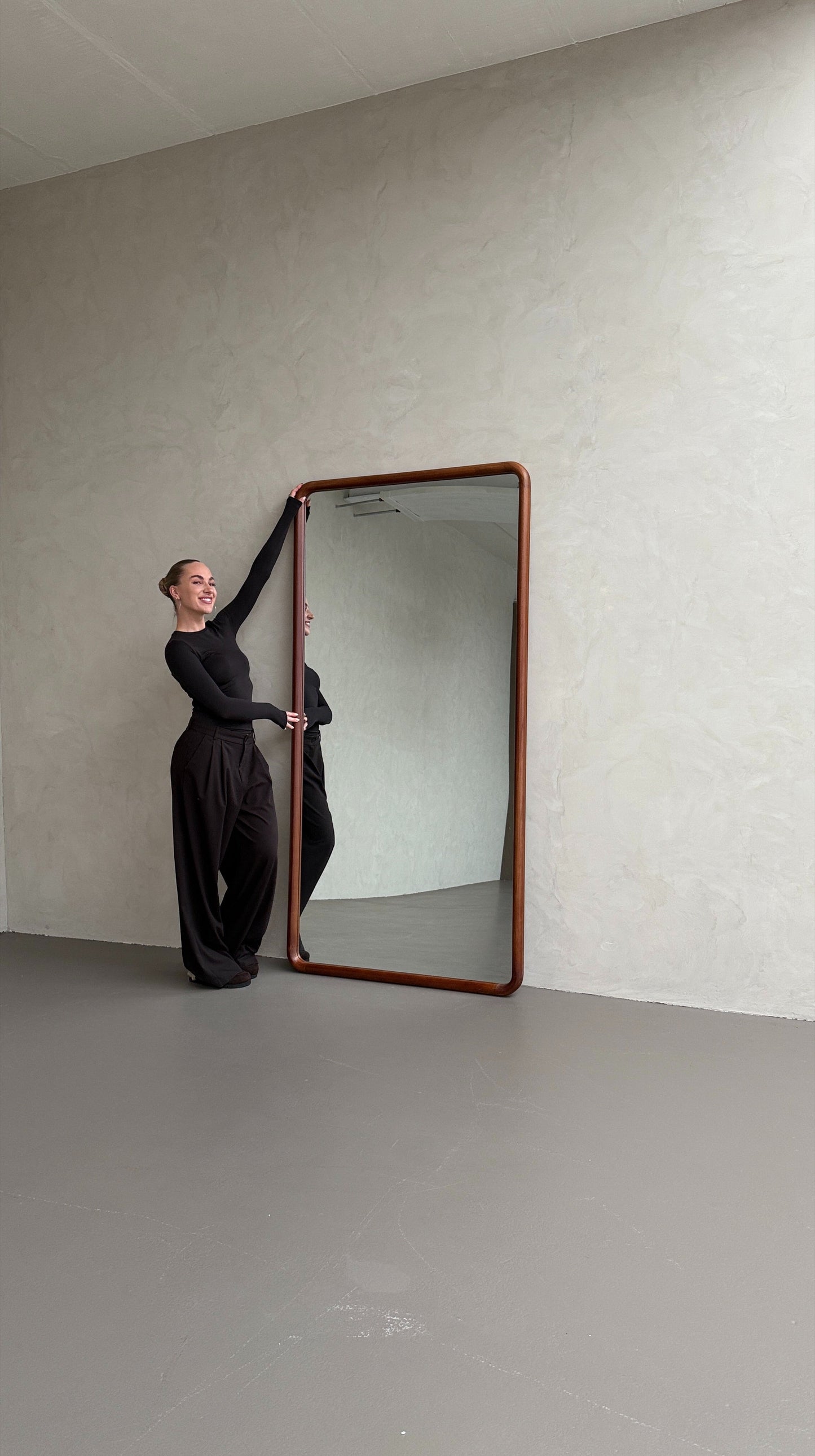 Elin Walnut – Specchio da terra rettangolare in legno massello 200 x 100 cm
