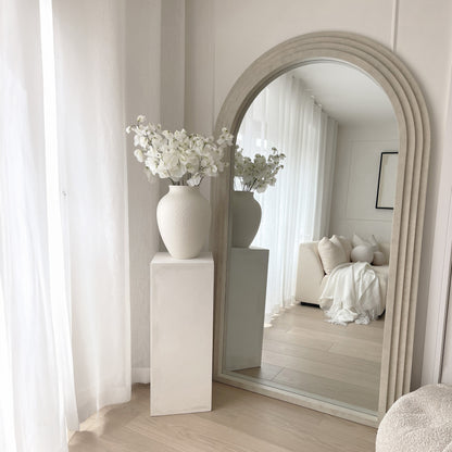 Luciana - Specchio ad Arco in Cemento a Figura Intera 180cm x 110cm