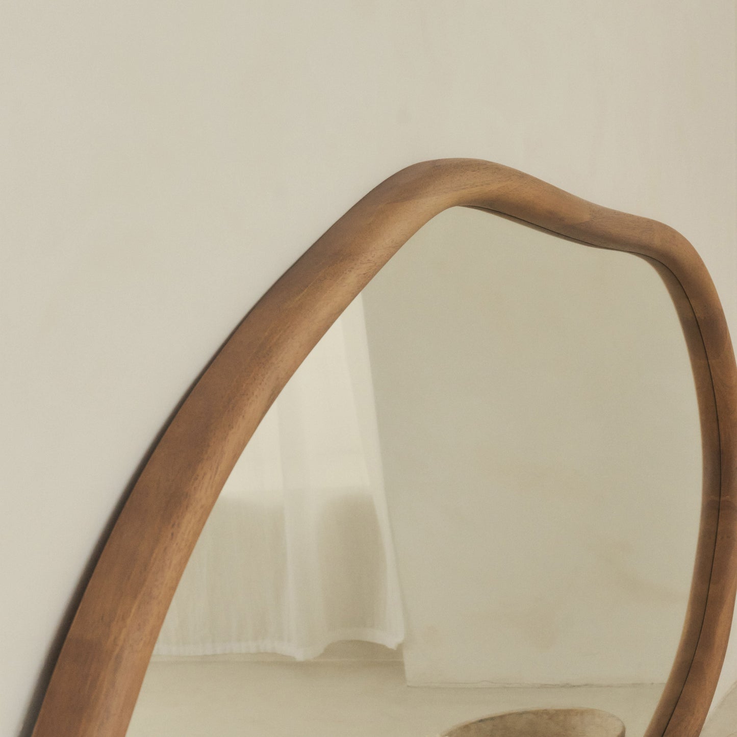Aaliyah - Specchio da parete irregolare in legno caldo 150 cm x 75 cm