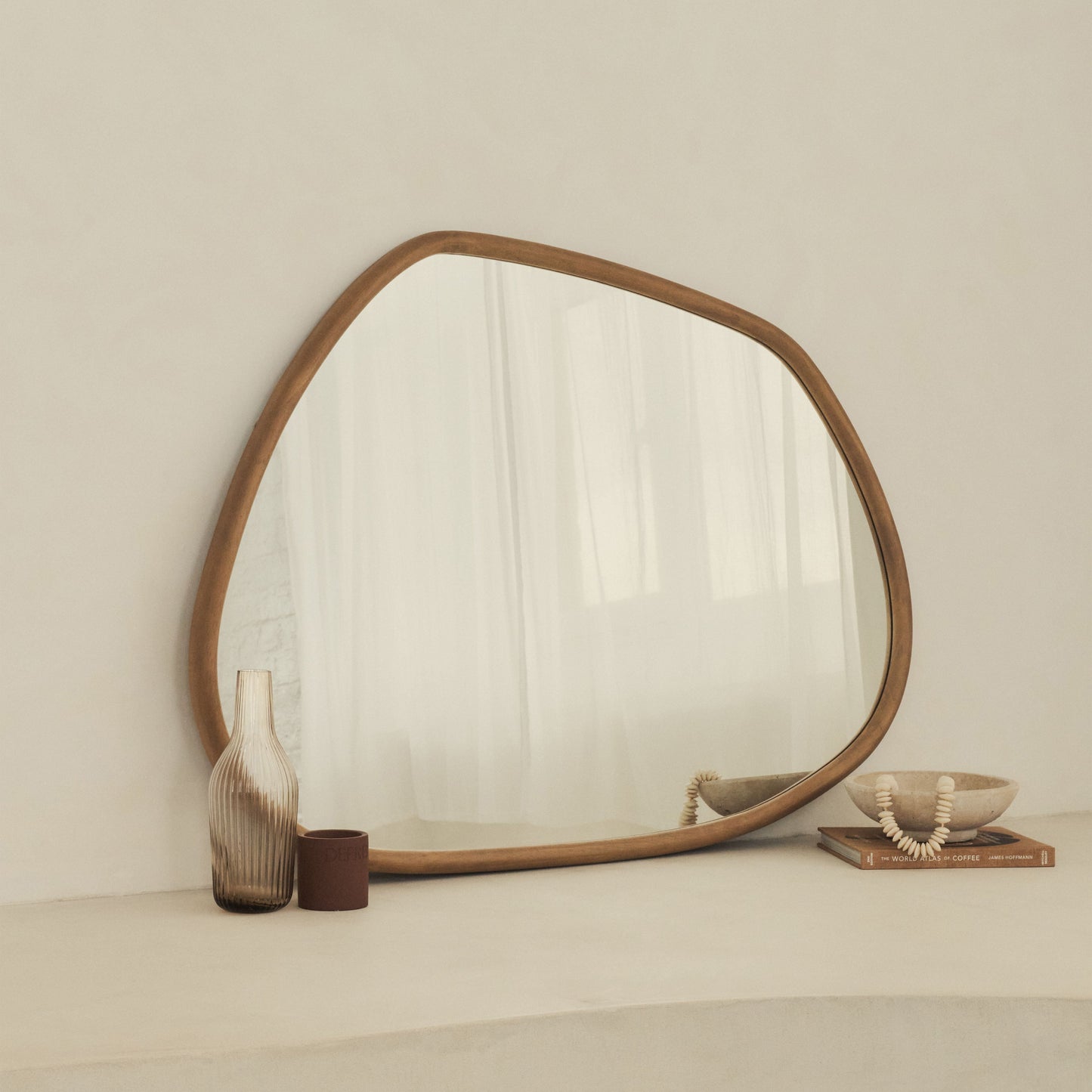 Aaliyah - Specchio da parete irregolare in legno caldo 110 cm x 80 cm