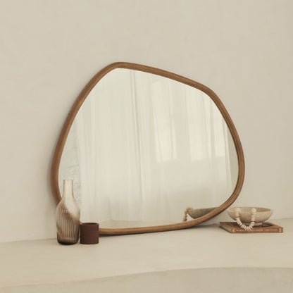 Aaliyah - Specchio da parete irregolare in legno caldo 110 cm x 80 cm