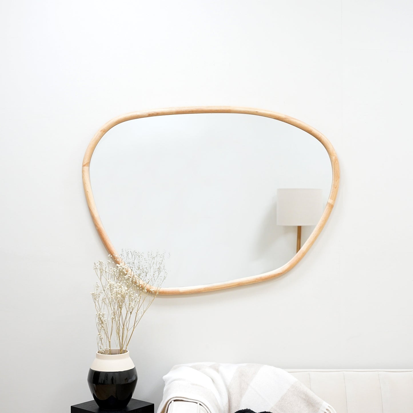 Aaliyah - Specchio a parete irregolare in legno chiaro 110 cm x 80 cm