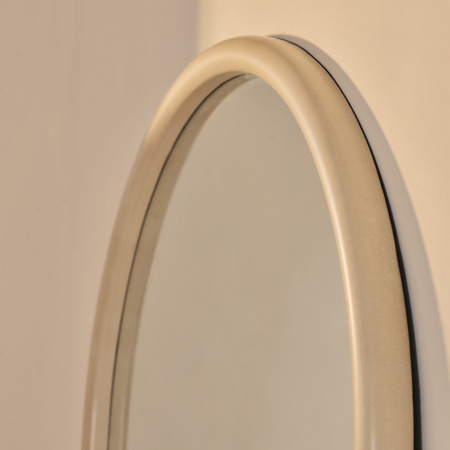 Amora - Grande specchio ad arco in cemento a figura intera 180 cm x 90 cm