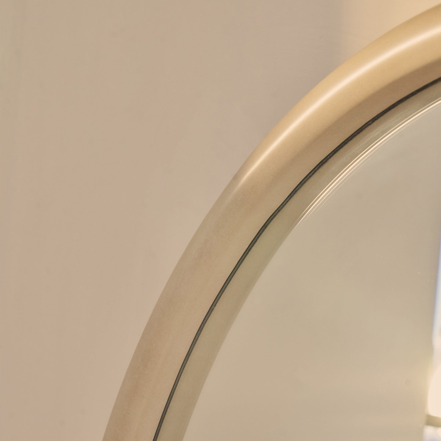 Amora - Grande specchio ad arco in cemento a figura intera 180 cm x 90 cm