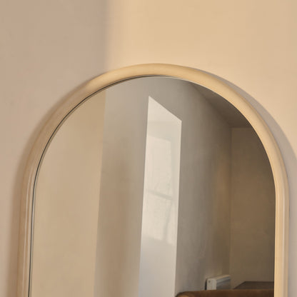 Amora - Grande specchio ad arco in cemento a figura intera 180 cm x 90 cm