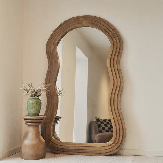 Luciana - Specchio Grande a Figura Intera con Cornice Ondulata in Legno Caldo 180cm x 105cm