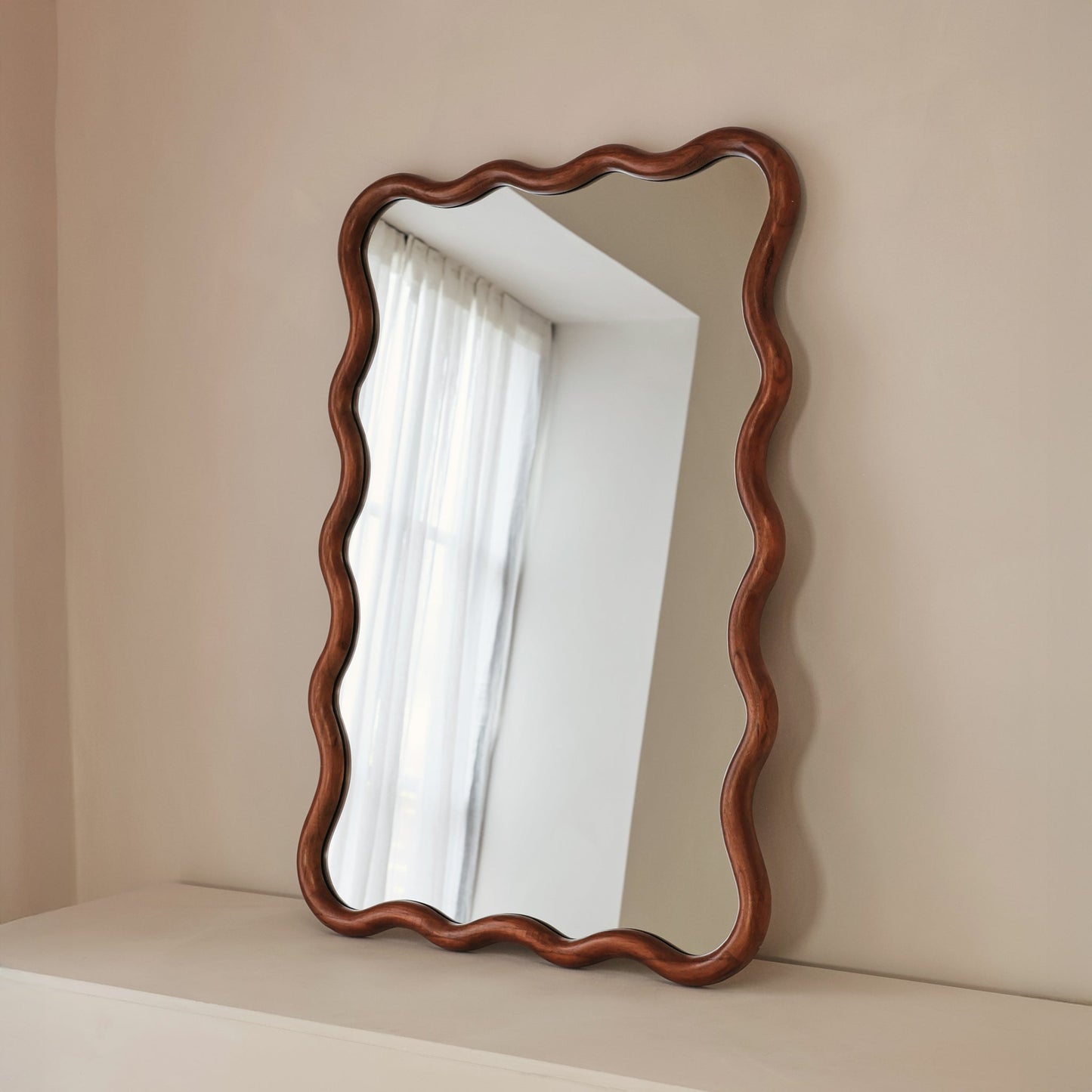 Marea - Specchio da parete retrò ondulato in legno scuro 100 cm x 70 cm