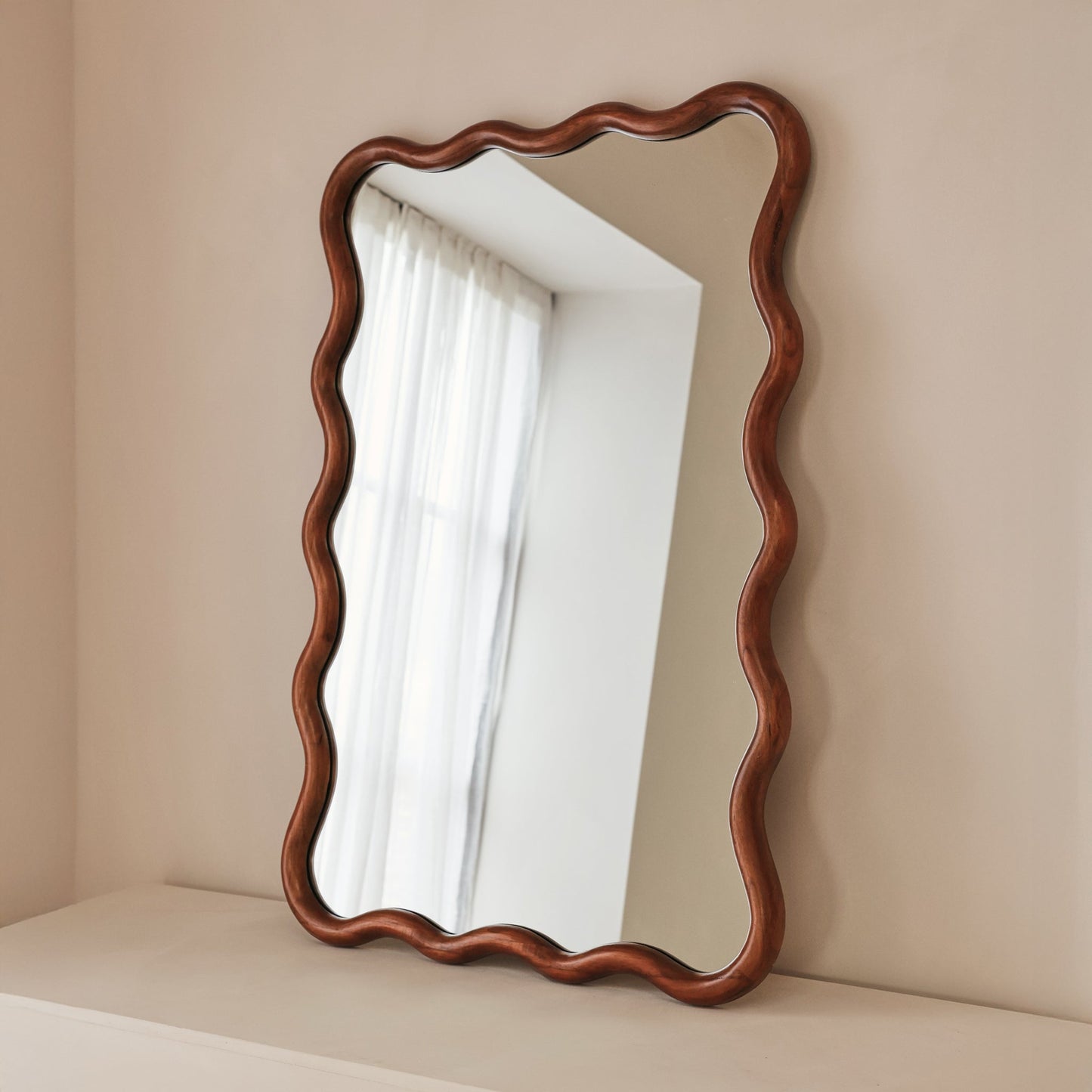 Marea - Specchio da parete retrò ondulato in legno scuro 100 cm x 70 cm