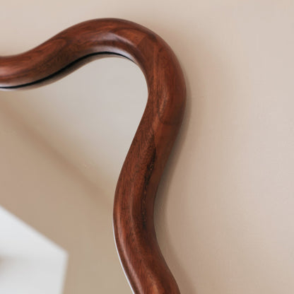 Marea - Specchio da parete retrò ondulato in legno scuro 100 cm x 70 cm