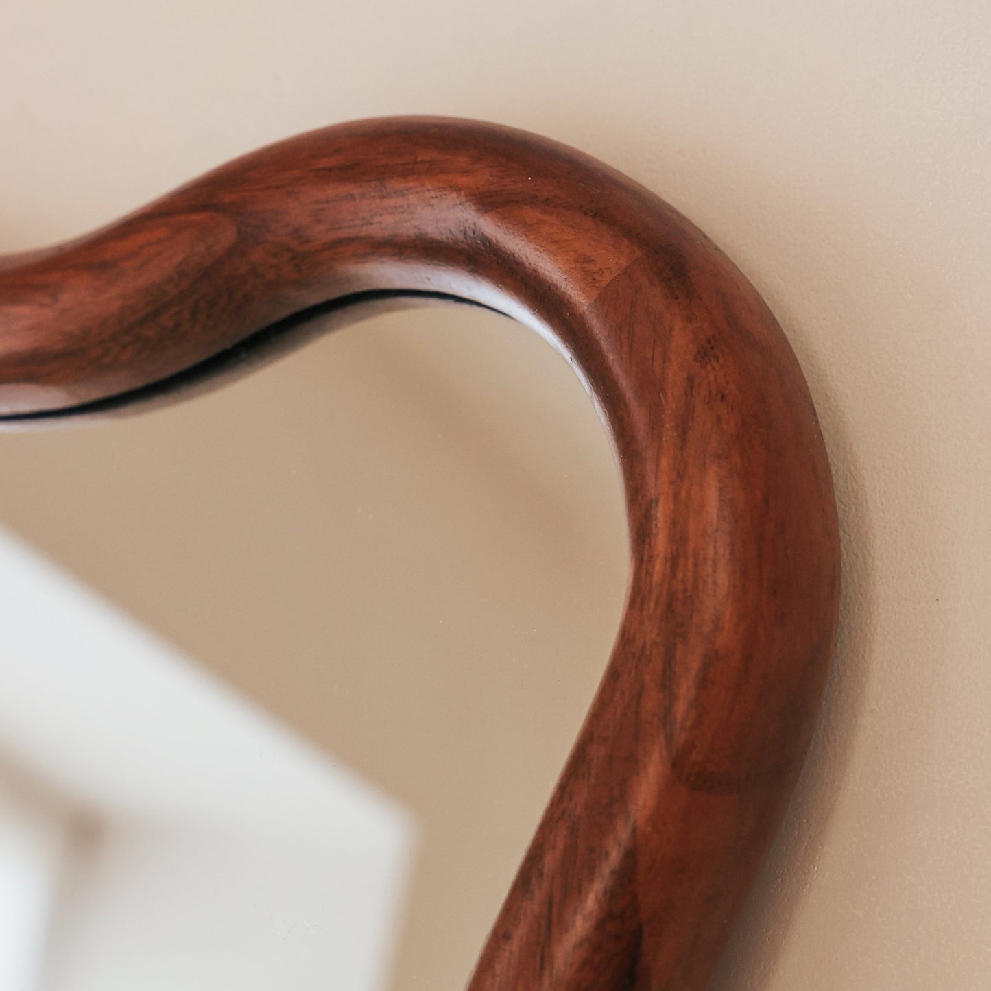 Marea - Specchio da parete retrò ondulato in legno scuro 100 cm x 70 cm