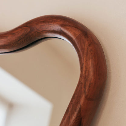 Marea - Specchio da parete retrò ondulato in legno scuro 100 cm x 70 cm