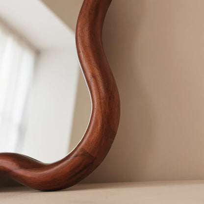 Marea - Specchio da parete retrò ondulato in legno scuro 100 cm x 70 cm