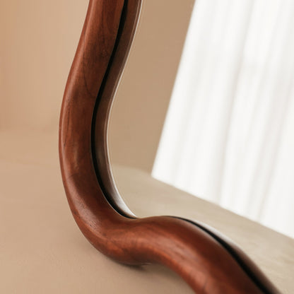 Marea - Specchio da parete retrò ondulato in legno scuro 100 cm x 70 cm