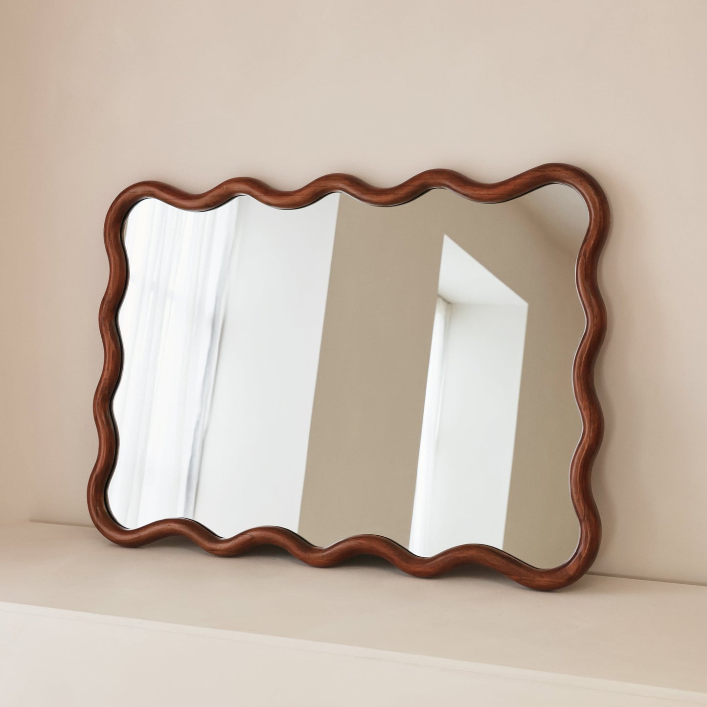 Marea - Specchio da parete retrò ondulato in legno scuro 100 cm x 70 cm